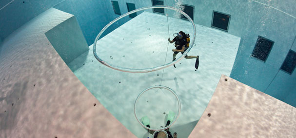 Plongeur faisant des bulles en forme de tores à NEMO33