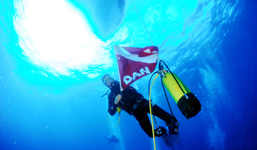 Plongeur arborant le drapeau de DAN
