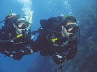 Couple de plongeurs en plongée profonde certifiés DEEP DIVING SSI