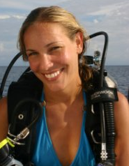 Plongeuse heureuse qui a bien comparé les systèmes de formation plongée