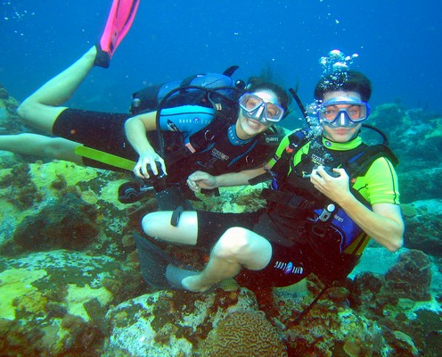 Homme et cours de plongée à NEMO33